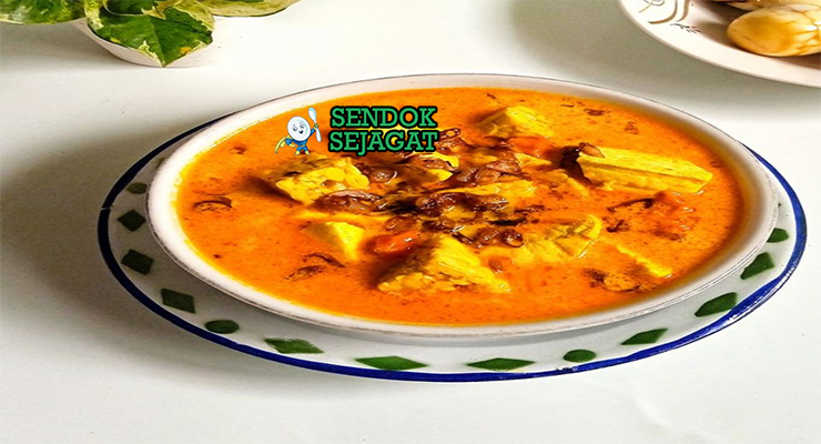 Opor Tahu Tempe dengan kuah santan dan tahu tempe goreng di mangkuk saji
