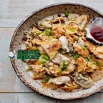 Oyster Omelette dengan telur goreng dan tiram di piring saji
