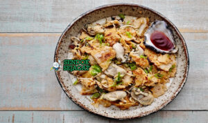 Oyster Omelette Gurih Khas Taiwan Oyster Omelette dengan telur goreng dan tiram di piring saji