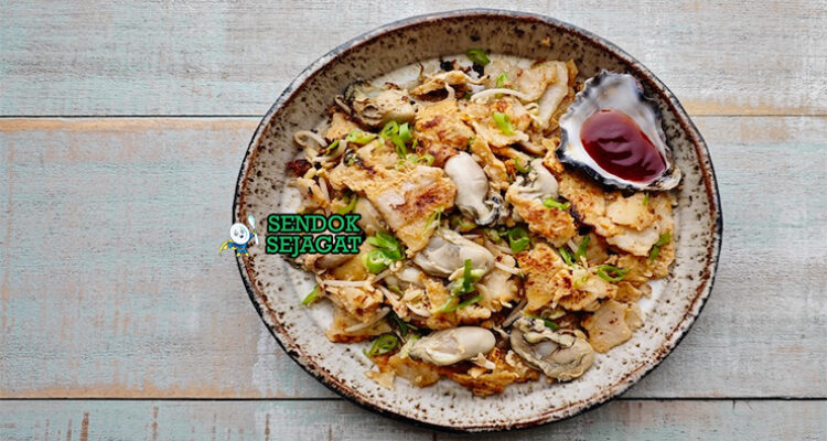 Oyster Omelette dengan telur goreng dan tiram di piring saji