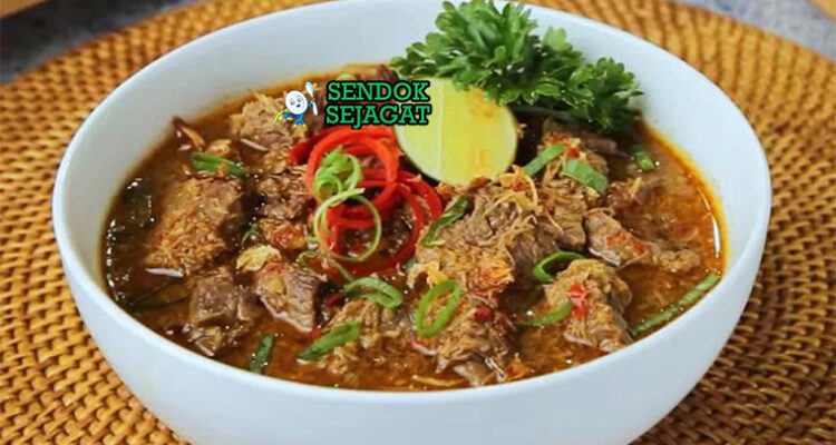 Pallubasa sup daging kelapa sangrai dengan nasi di mangkuk saji