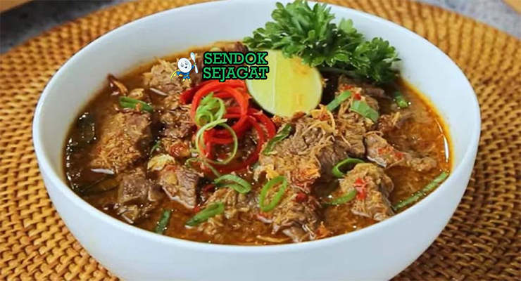 Pallubasa Sup Daging Kelapa Sangrai Khas Makassar Pallubasa sup daging kelapa sangrai dengan nasi di mangkuk saji