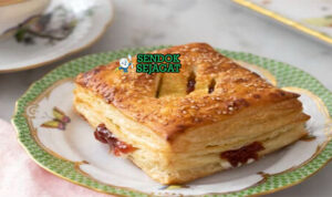 Pastelitos de Guayaba Pastri Guava Keju Khas Kuba Pastelitos de Guayaba pastri guava keju renyah dengan gula halus di piring saji