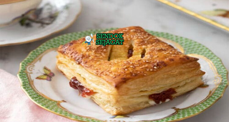 Pastelitos de Guayaba pastri guava keju renyah dengan gula halus di piring saji