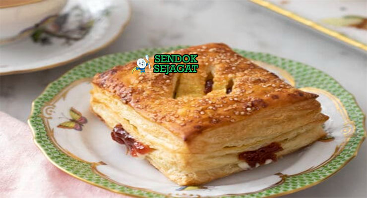 Pastelitos de Guayaba Pastri Guava Keju Khas Kuba Pastelitos de Guayaba pastri guava keju renyah dengan gula halus di piring saji
