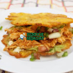 Patacones con Carne pisang goreng dengan daging pedas di piring saji