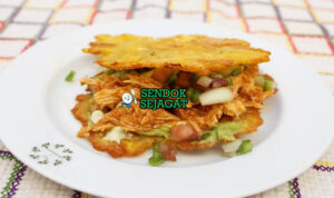 Patacones con Carne Renyah Khas Ekuador Patacones con Carne pisang goreng dengan daging pedas di piring saji
