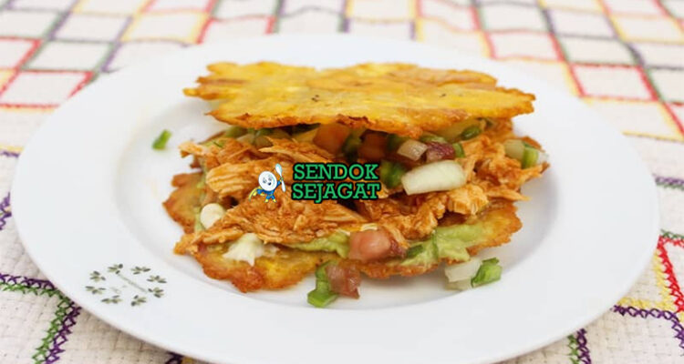 Patacones con Carne pisang goreng dengan daging pedas di piring saji
