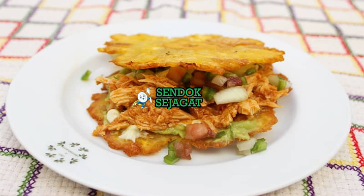 Patacones con Carne Renyah Khas Ekuador Patacones con Carne pisang goreng dengan daging pedas di piring saji