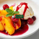 Peach Melba dengan persik, es krim, dan saus raspberry di mangkuk saji