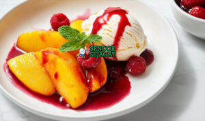 Peach Melba Segar Khas Australia Peach Melba dengan persik, es krim, dan saus raspberry di mangkuk saji