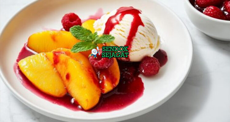 Peach Melba dengan persik, es krim, dan saus raspberry di mangkuk saji