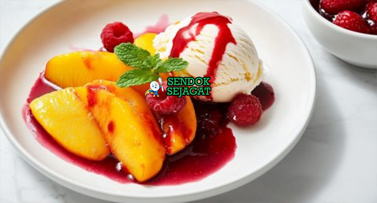 Peach Melba Segar Khas Australia Peach Melba dengan persik, es krim, dan saus raspberry di mangkuk saji