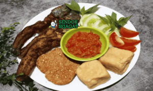 Pecel Lele Gurih Pedas Khas Jawa Pecel Lele dengan lele goreng dan sambal tomat di piring saji