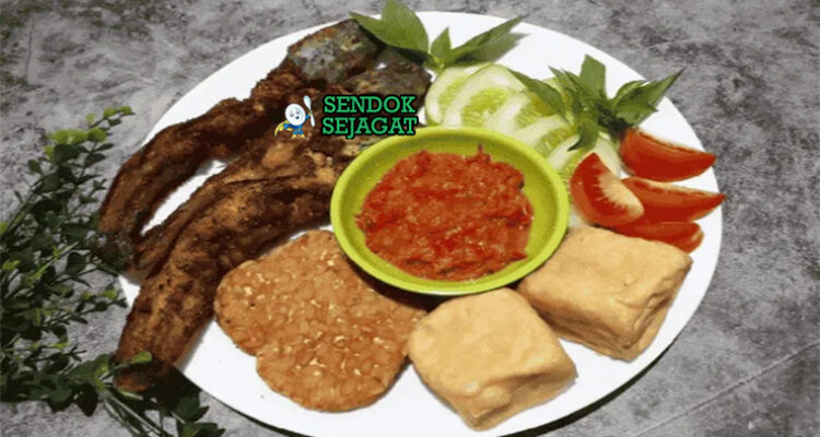 Pecel Lele dengan lele goreng dan sambal tomat di piring saji