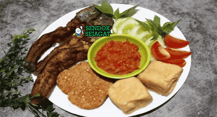 Pecel Lele Gurih Pedas Khas Jawa Pecel Lele dengan lele goreng dan sambal tomat di piring saji