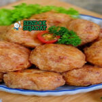 Perkedel Kentang goreng garing kentang daging bawang seledri di piring saji