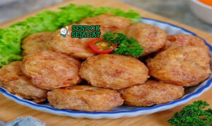 Perkedel Kentang Gurih Renyah Khas Indonesia Perkedel Kentang goreng garing kentang daging bawang seledri di piring saji