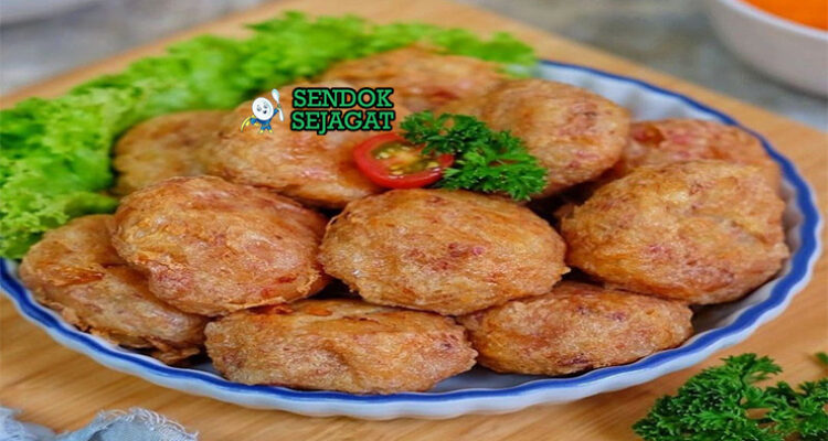 Perkedel Kentang goreng garing kentang daging bawang seledri di piring saji
