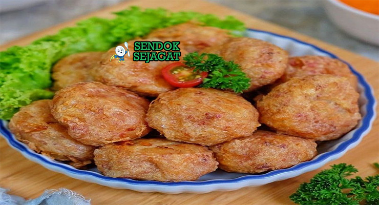 Perkedel Kentang Gurih Renyah Khas Indonesia Perkedel Kentang goreng garing kentang daging bawang seledri di piring saji