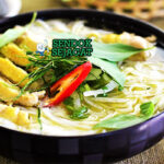 Phở Gà dengan mi beras dan ayam di mangkuk saji