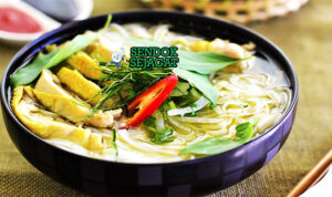 Phở Gà Hangat Khas Vietnam Phở Gà dengan mi beras dan ayam di mangkuk saji