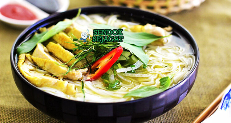 Phở Gà dengan mi beras dan ayam di mangkuk saji