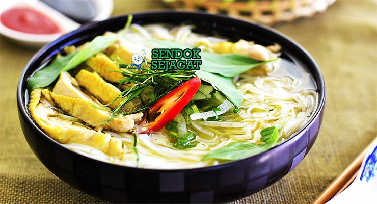 Phở Gà Hangat Khas Vietnam Phở Gà dengan mi beras dan ayam di mangkuk saji