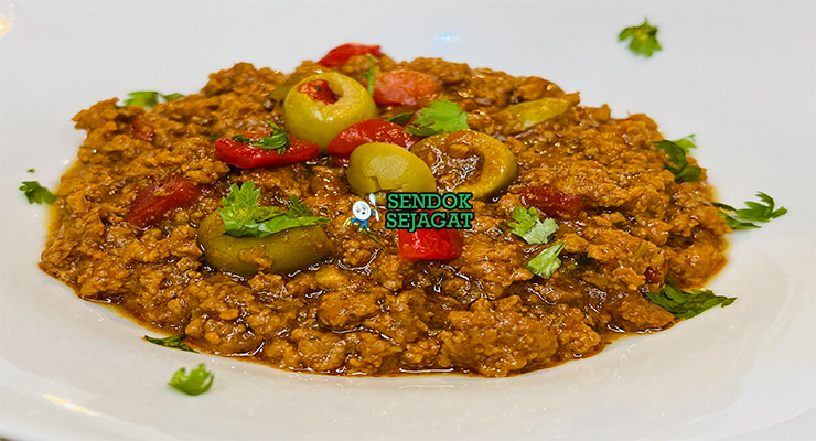 Bahan-Bahan Segar untuk Picadillo que Rico Bahan-bahan untuk Picadillo que Rico, termasuk daging giling dan zaitun