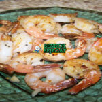 Pili Pili Prawns dengan udang pedas di piring saji