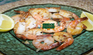 Pili Pili Prawns Pedas Khas Mozambik Pili Pili Prawns dengan udang pedas di piring saji