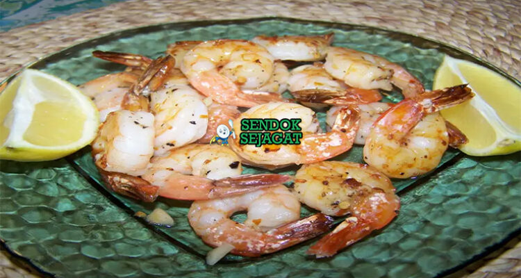 Pili Pili Prawns dengan udang pedas di piring saji