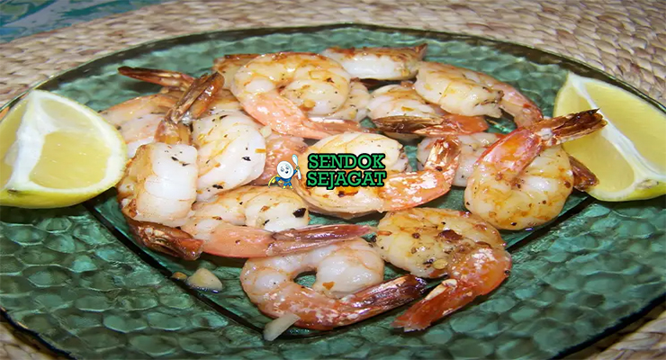 Pili Pili Prawns Pedas Khas Mozambik Pili Pili Prawns dengan udang pedas di piring saji