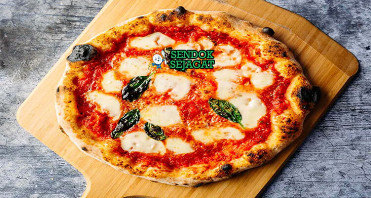 Pizza Margherita tipis gelembung mozzarella meleleh basil segar di piring saji