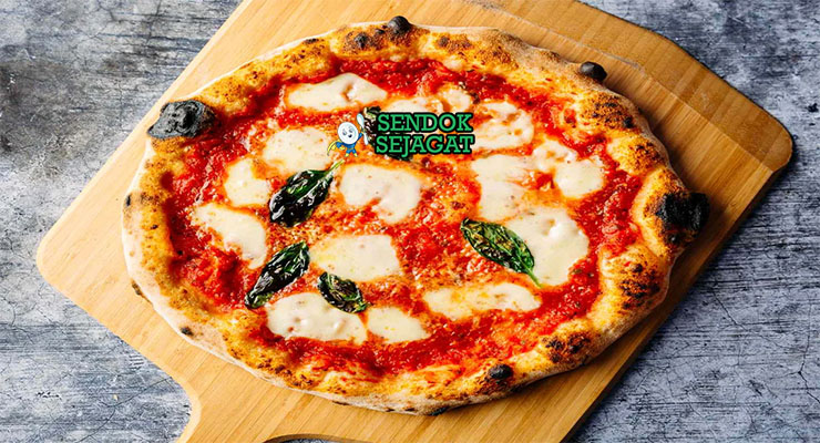 Pizza Margherita Renyah Segar Khas Italia Pizza Margherita tipis gelembung mozzarella meleleh basil segar di piring saji