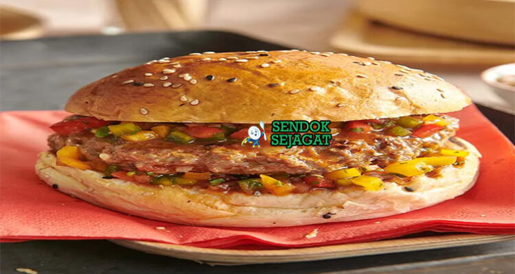 Pljeskavica burger daging dengan roti somun dan ajvar di piring saji