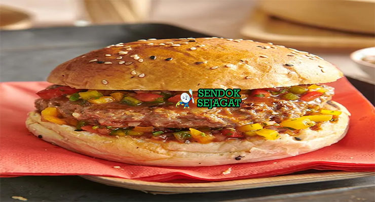 Pljeskavica Juicy Khas Balkan Pljeskavica burger daging dengan roti somun dan ajvar di piring saji