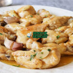 Pollo al Ajillo dengan ayam dan saus bawang putih di piring saji