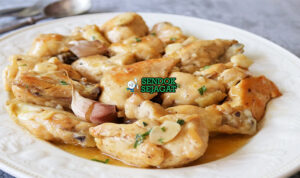 Pollo al Ajillo Aromatik Khas Spanyol Pollo al Ajillo dengan ayam dan saus bawang putih di piring saji