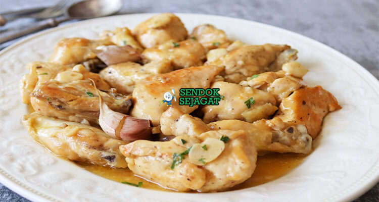 Pollo al Ajillo dengan ayam dan saus bawang putih di piring saji