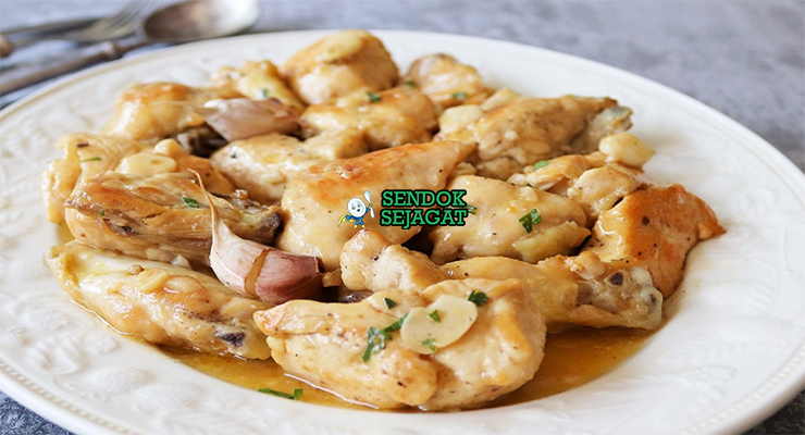 Pollo al Ajillo Aromatik Khas Spanyol Pollo al Ajillo dengan ayam dan saus bawang putih di piring saji