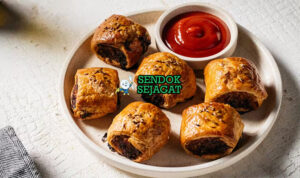 Pork and Fennel Sausage Roll Renyah Khas Australia Pork and Fennel Sausage Roll dengan pastry renyah di piring saji