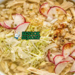 Pozole de Pollo dengan ayam dan hominy di mangkuk saji
