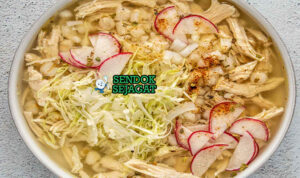 Pozole de Pollo Gurih Khas Meksiko Pozole de Pollo dengan ayam dan hominy di mangkuk saji