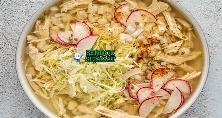 Pozole de Pollo dengan ayam dan hominy di mangkuk saji