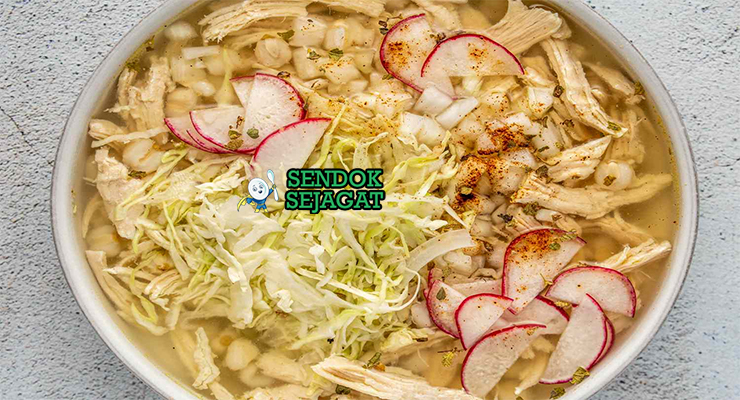 Pozole de Pollo Gurih Khas Meksiko Pozole de Pollo dengan ayam dan hominy di mangkuk saji