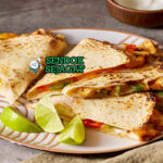 Quesadilla tortilla lipat keju leleh potong segitiga dengan salsa
