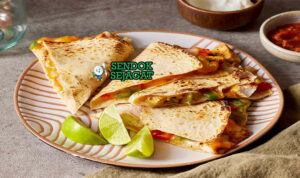 Quesadilla Keju Leleh Renyah Khas Meksiko Quesadilla tortilla lipat keju leleh potong segitiga dengan salsa