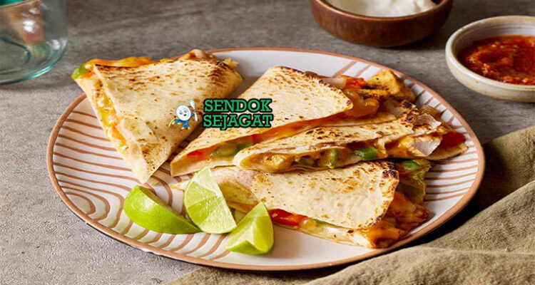 Quesadilla tortilla lipat keju leleh potong segitiga dengan salsa