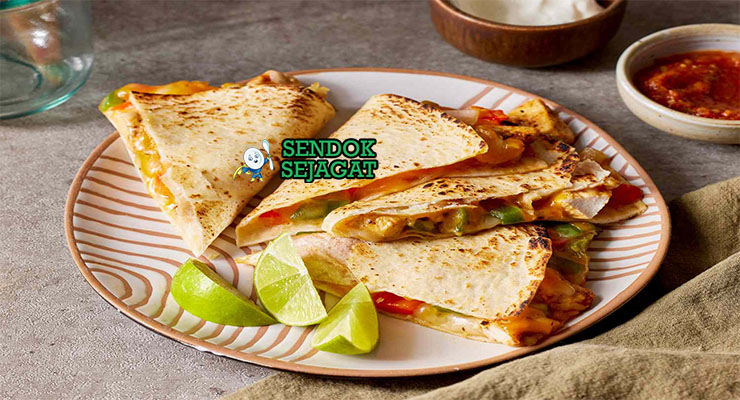 Quesadilla Keju Leleh Renyah Khas Meksiko Quesadilla tortilla lipat keju leleh potong segitiga dengan salsa
